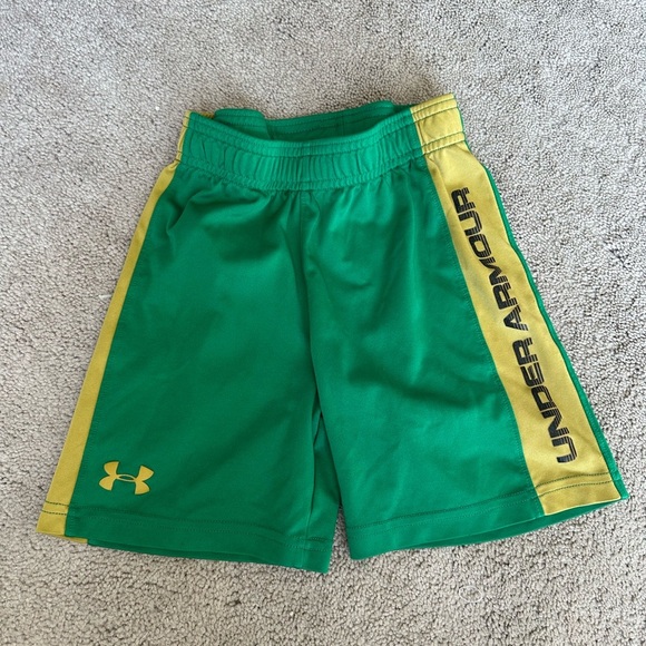 Boys Under Armour shorts 4 - Picture 1 of 2